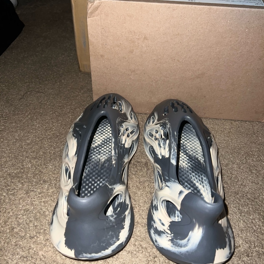 New
Size 10 Men
2021 Yeezy Foam Runner 'MXT Moon
Grey' $430 on GOAT FIRST COME! - Picture 4 of 6